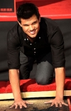 Taylor Lautner  deja sus manos en el cemento