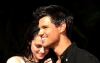 Kristen Stewart y Taylor Lautner muy tiernos