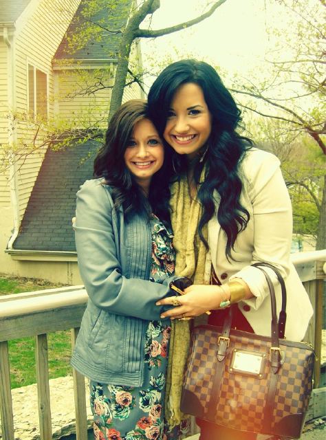 Demi Lovato y amiga
