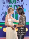 Taylor Swift recibe el premio The Big Help de manos de la primera dama Michelle Obama