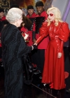 Lady Gaga con la reina Isabel de Gran Bretaña