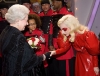 Lady GaGa con la reina Isabel de Gran Bretaña