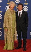 Ellen Burshtin y Michael J. Fox, ganadores como actores invitados en drama.